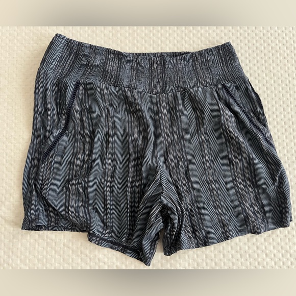 Linen shorts with pockets, size medium - Picture 1 of 3